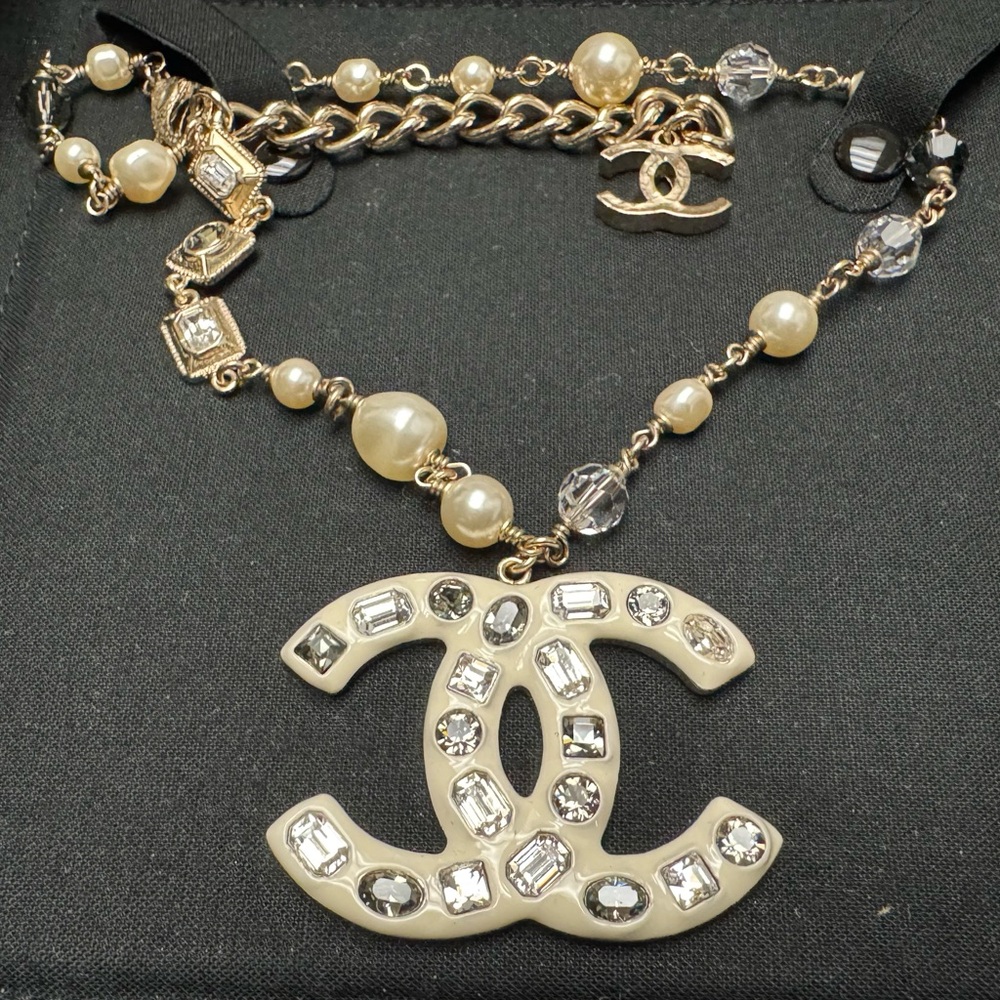 Rare Chanel necklace large CC logo pendant 2” - Picture 6 of 14